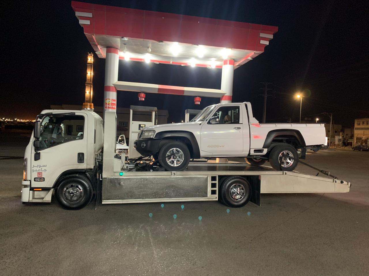 نقل سيارة بيك اب في محطة الوقود ليلاً